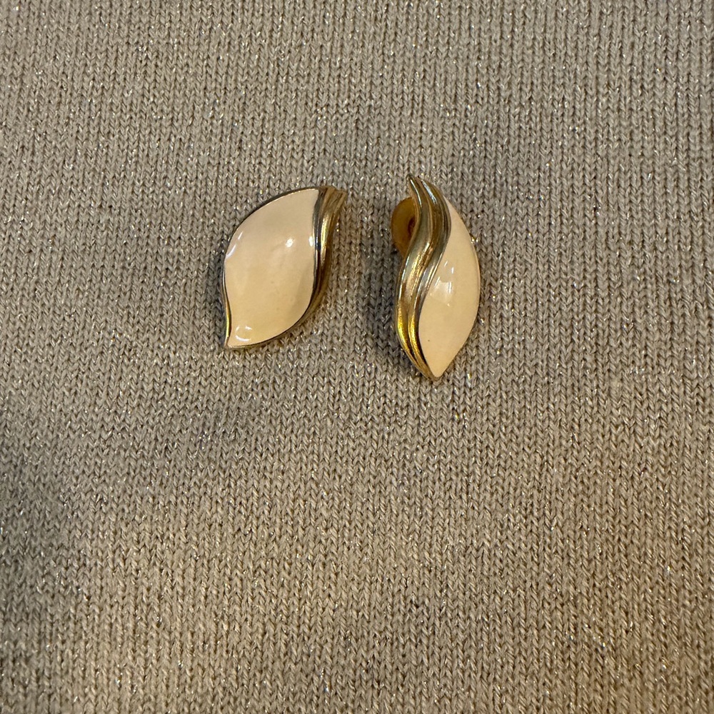 Vintage Earrings for pierced ears. Gold and cream color.